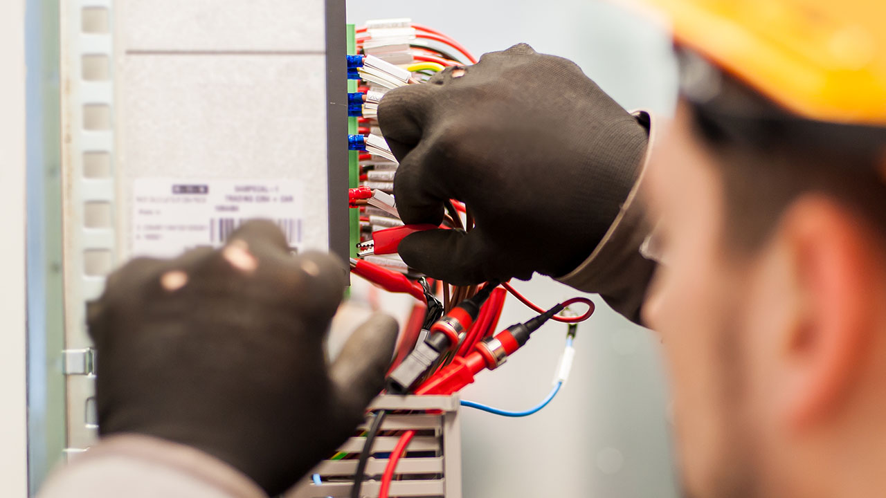 Elektrofachkräfte – Arbeiten an unter Spannung stehender Teile