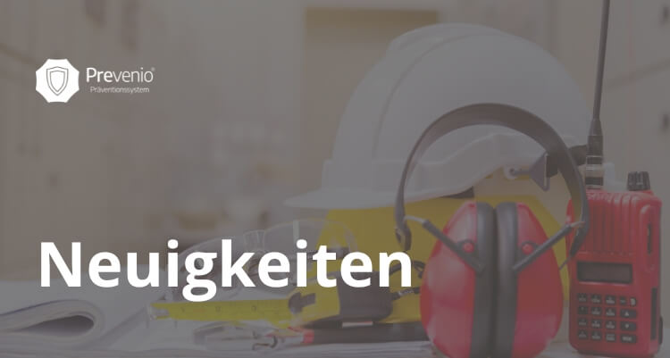 Arbeitsschutzausrüstung mit Schutzhelm, Gehörschutz, Funkgerät und Unterlagen, daneben der Schriftzug „Neuigkeiten“ sowie das Logo von Prevenio.