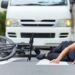 Fahrrad liegt auf einer Fahrbahn vor einem Transporter, daneben befindet sich eine Person in Fahrradhelm auf einem Fußgängerüberweg.