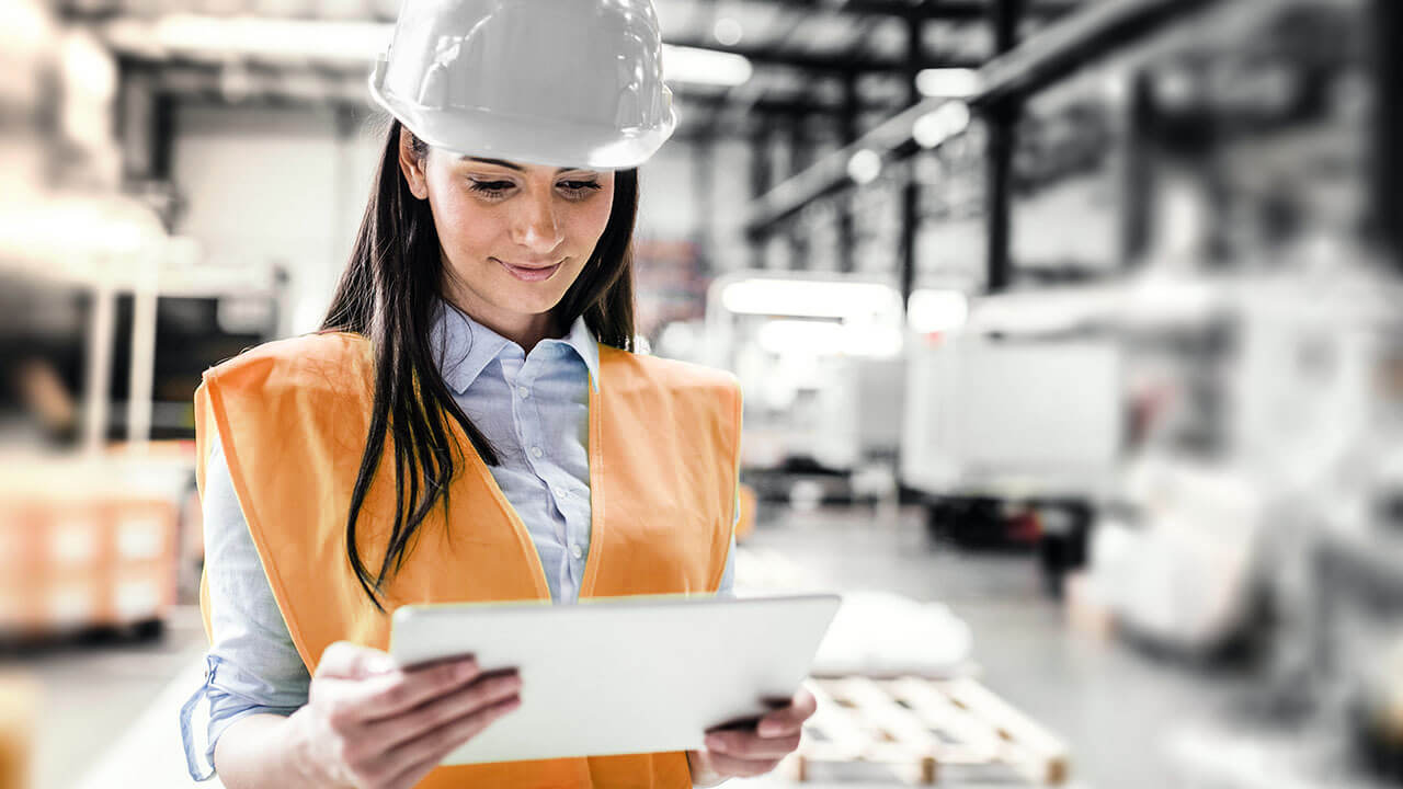 Mitarbeiterin ist am Tablet und arbeitet mit Prevenio.