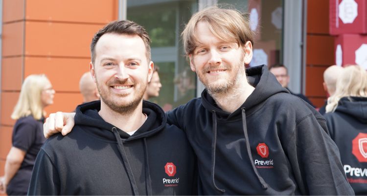 Niklas Albers und Jan Grothe beim Fotoshooting der TransGate GmbH